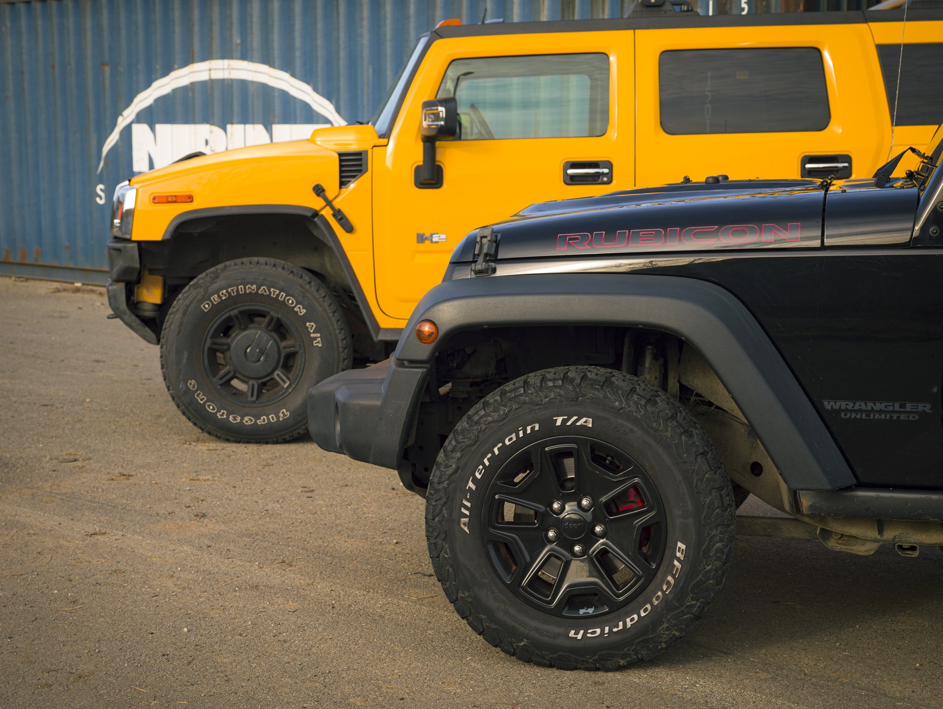 Hummer H2 și Jeep Wrangler Rubicon, bot la bot - Fazalunga